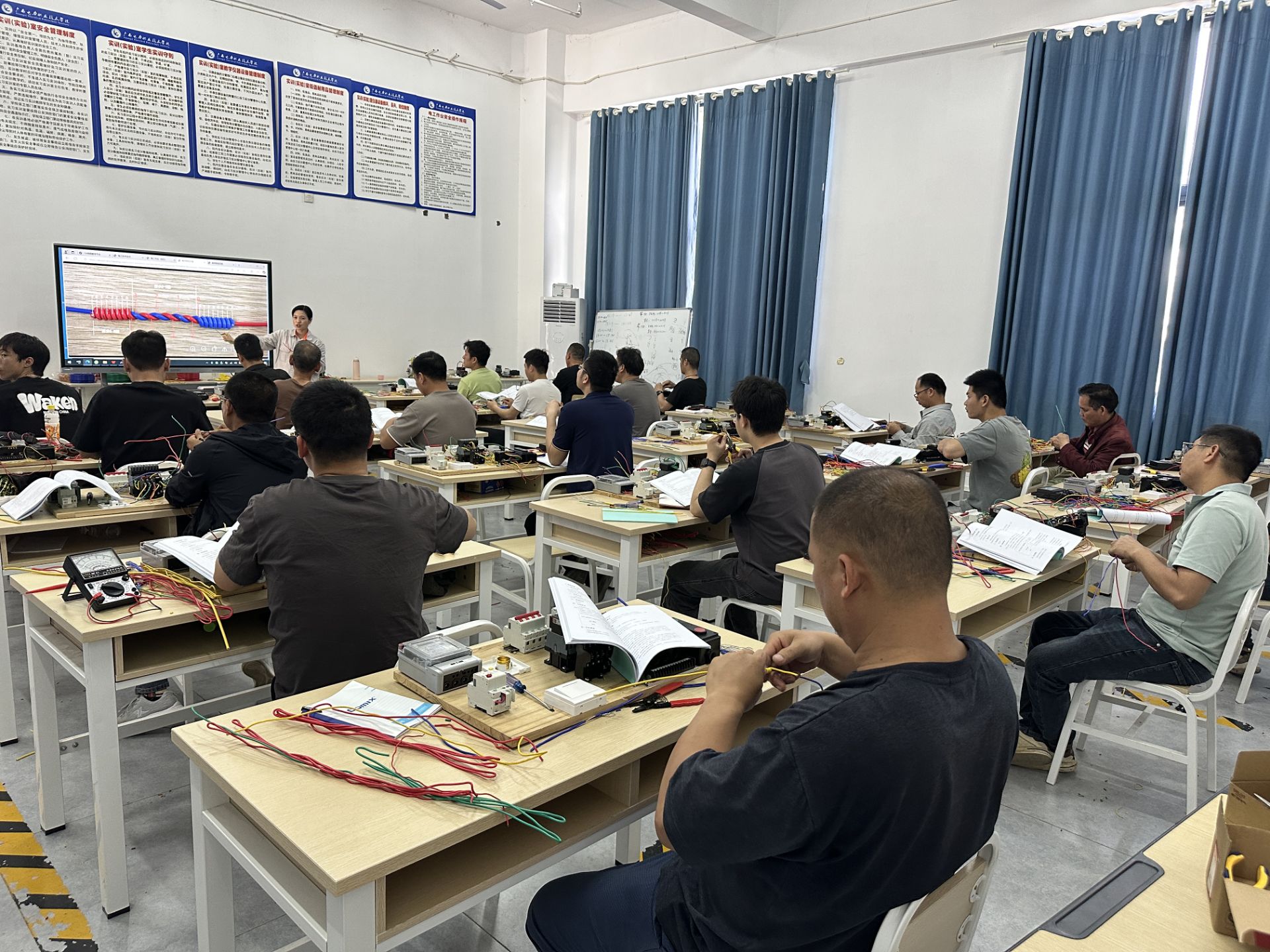 廣西電力職業(yè)技術(shù)學(xué)院電力工程學(xué)院教工黨支部 開展專項(xiàng)技能培訓(xùn) 助力職業(yè)技能提升